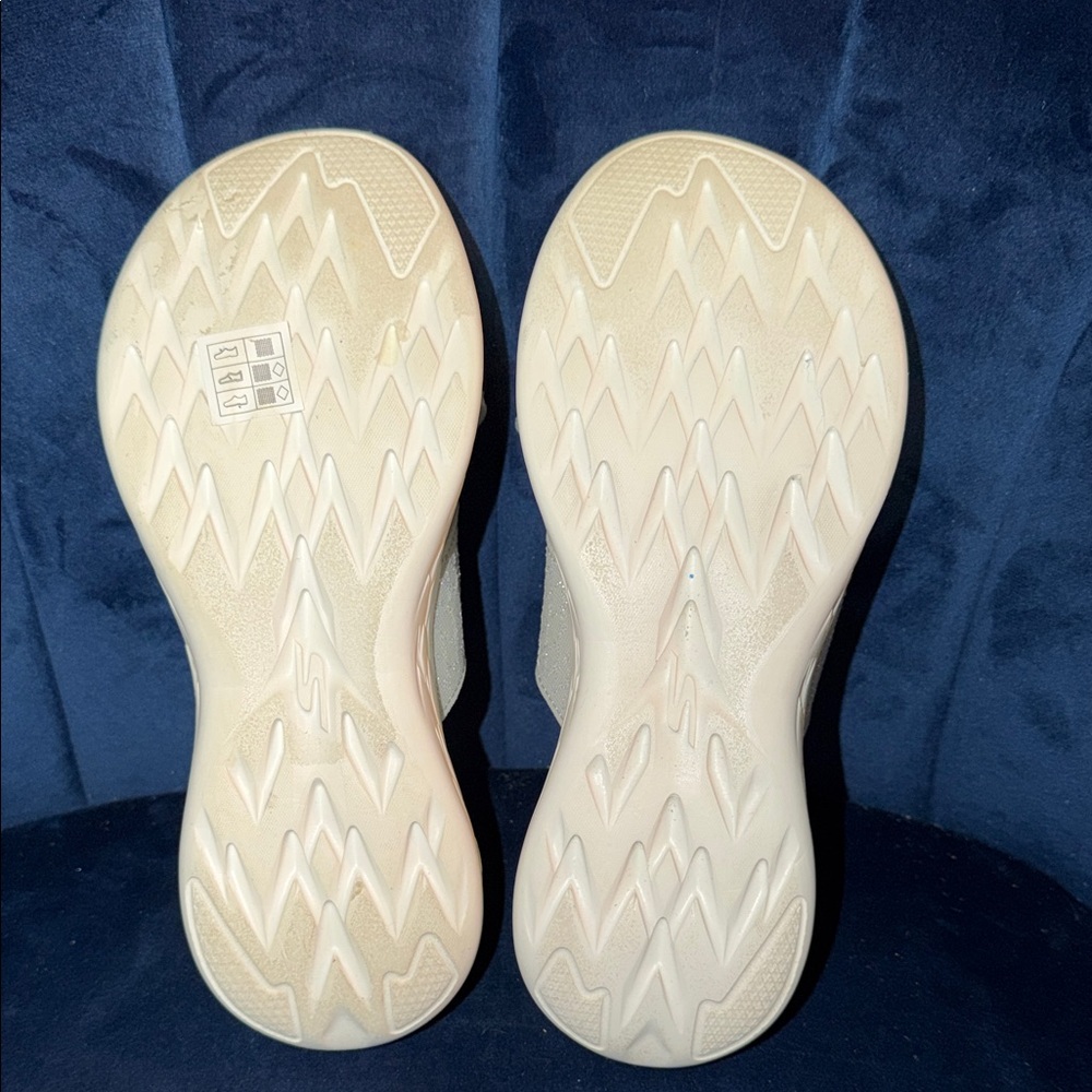 Skechers Goga Mat Women's Silver Shimmer Slide Sandals Size 8 - Picture 6 of 7